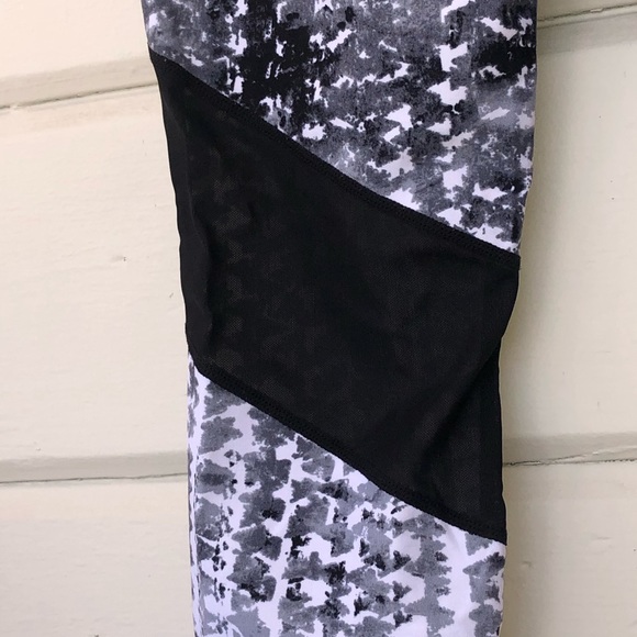 Calvin Klein Performance Wick Printed Leggings - Picture 7 of 8